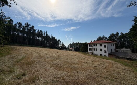 Chalets Independientes · Touro
