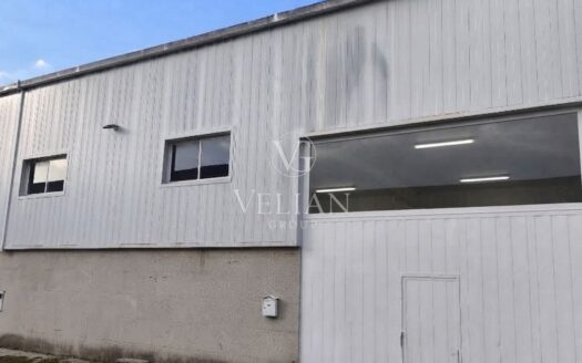 Nave industrial en O Temple, Cambre, con 700 m² y placas fotovoltaicas