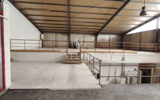 Nave industrial en O Temple, Cambre, con 700 m² y placas fotovoltaicas