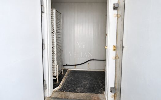 Nave industrial en O Temple, Cambre, con 700 m² y placas fotovoltaicas