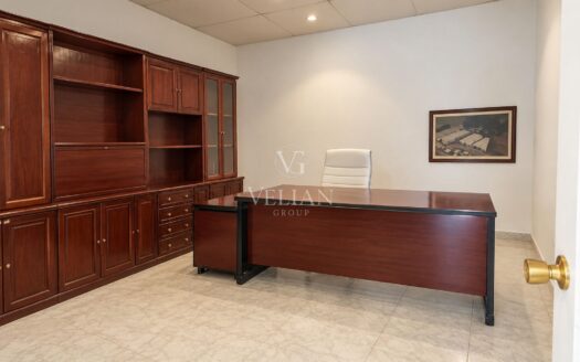 Nave industrial en O Temple, Cambre, con 700 m² y placas fotovoltaicas