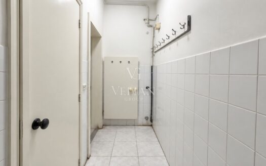 Nave industrial en O Temple, Cambre, con 700 m² y placas fotovoltaicas
