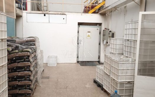 Nave industrial en O Temple, Cambre, con 700 m² y placas fotovoltaicas