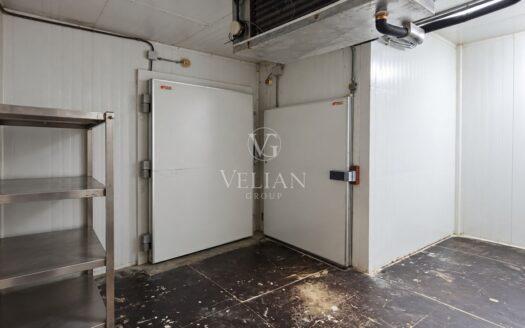 Nave industrial en O Temple, Cambre, con 700 m² y placas fotovoltaicas