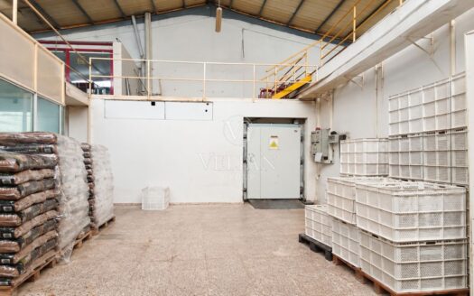 Nave industrial en O Temple, Cambre, con 700 m² y placas fotovoltaicas