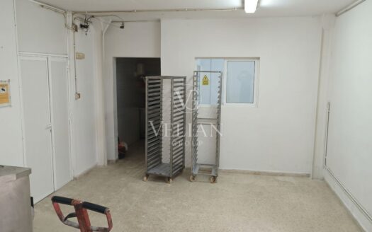 Nave industrial en O Temple, Cambre, con 700 m² y placas fotovoltaicas