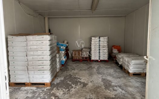 Nave industrial en O Temple, Cambre, con 700 m² y placas fotovoltaicas