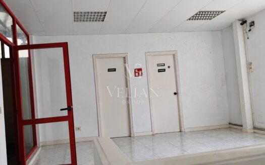 Nave industrial en O Temple, Cambre, con 700 m² y placas fotovoltaicas