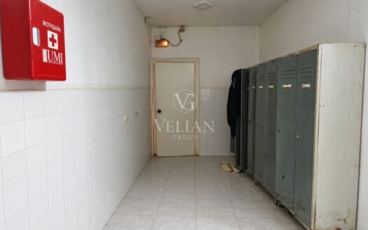 Nave industrial en O Temple, Cambre, con 700 m² y placas fotovoltaicas