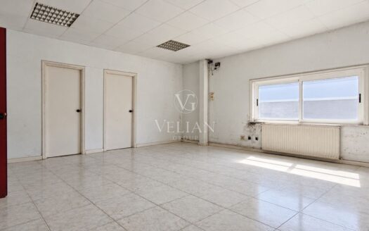 Nave industrial en O Temple, Cambre, con 700 m² y placas fotovoltaicas