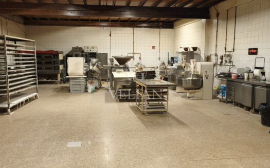 Nave industrial en O Temple, Cambre, con 700 m² y placas fotovoltaicas