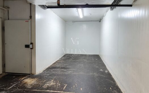 Nave industrial en O Temple, Cambre, con 700 m² y placas fotovoltaicas